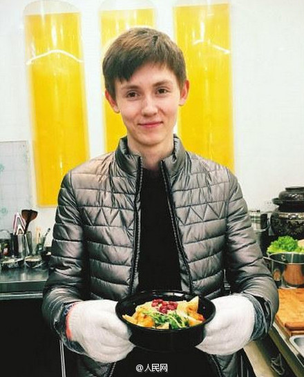 Russian man learns to fry stinky tofu to win the heart of his beloved girl
