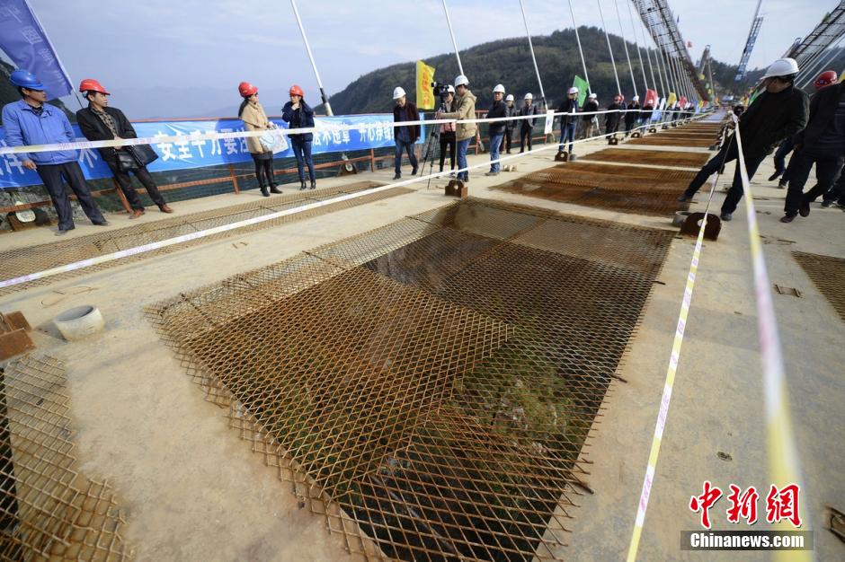 World's longest glass bridge comes to its closure