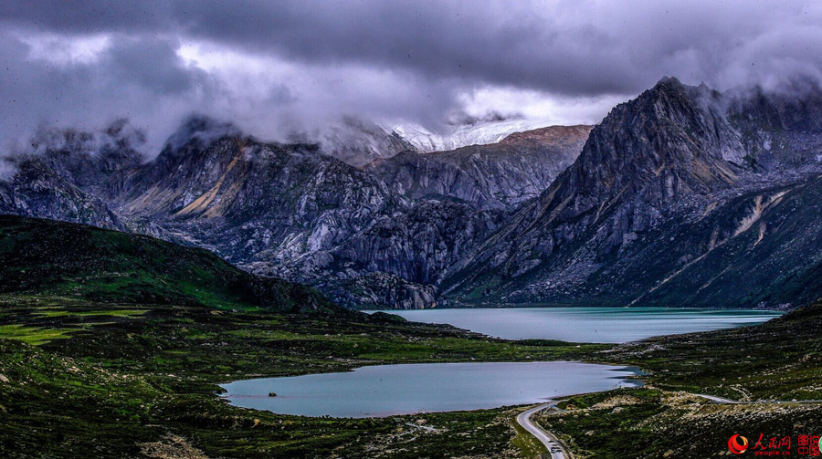 Grand scenery along Sichuan-Tibet highway