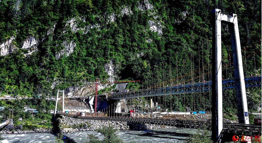 Grand scenery along Sichuan-Tibet highway