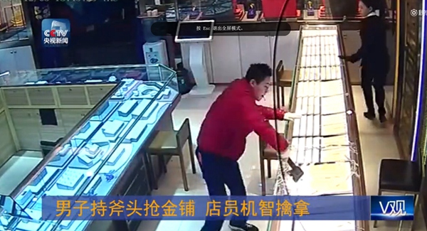 Brave! Shop Assistant Stopped Axe-wielding Robber in S China