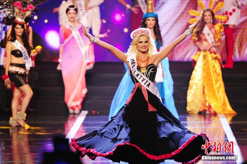 Mrs. Lebanon crowned Mrs. Globe 2015 