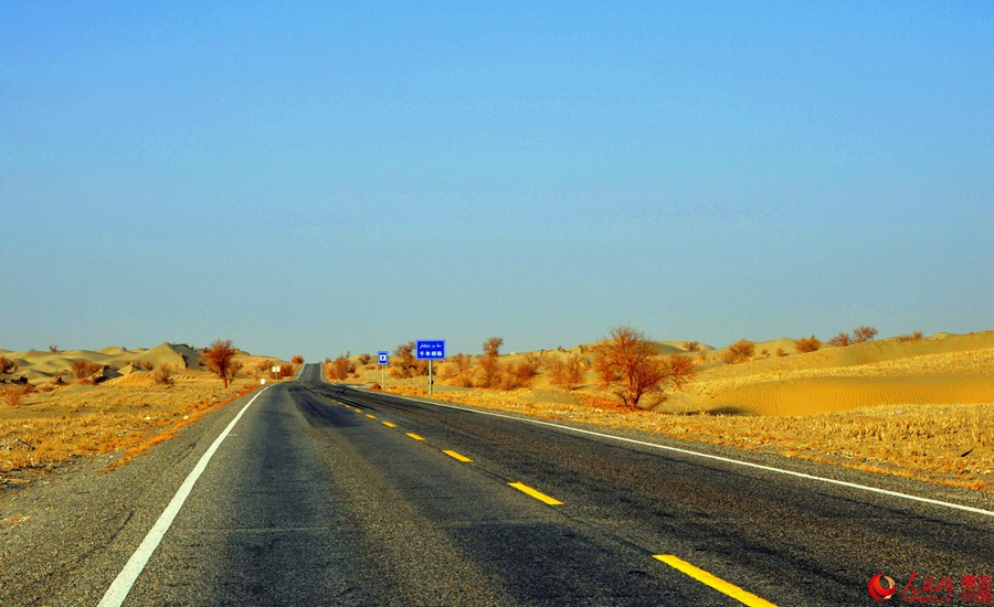 Breathtaking scenery alongside Hotan desert highway