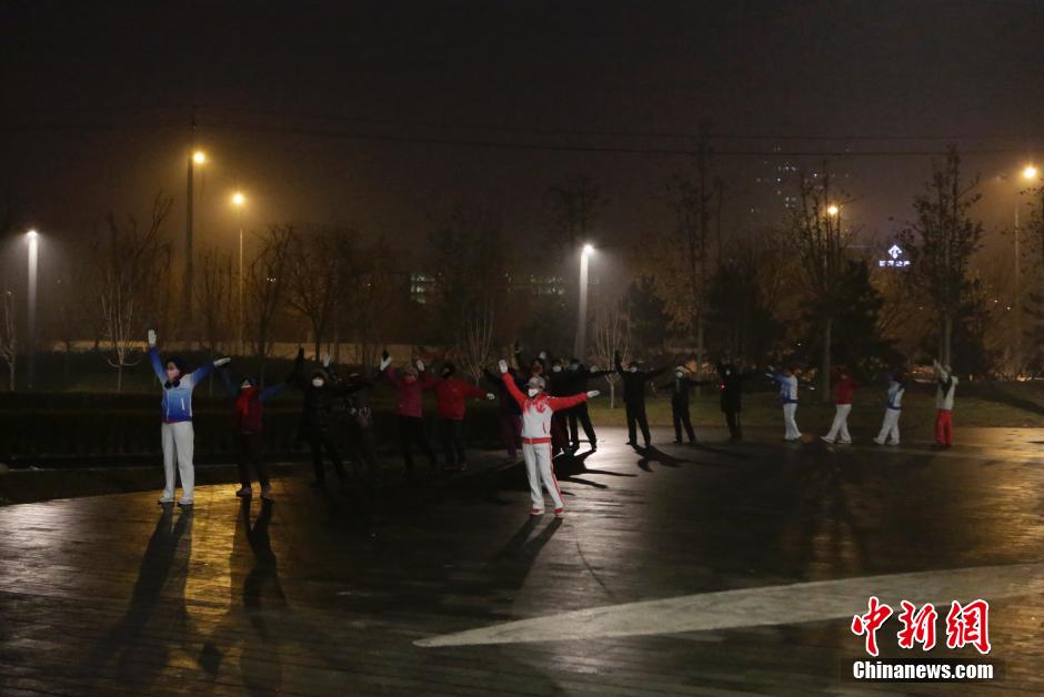 Heavy smog can't stop Beijing dama’s craze for square dance