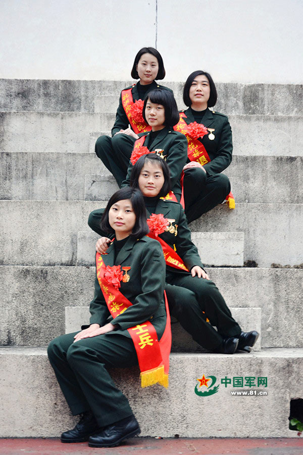 Female soldiers take farewell photos before leaving the army