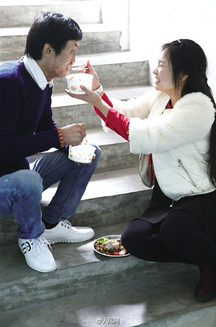 Beautiful girl lives the vagrant life with her beloved disfigured husband
