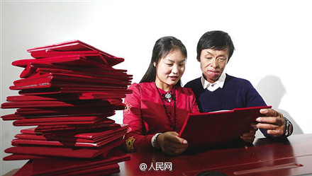 Beautiful girl lives the vagrant life with her beloved disfigured husband
