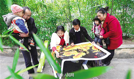 Beautiful girl lives the vagrant life with her beloved disfigured husband
