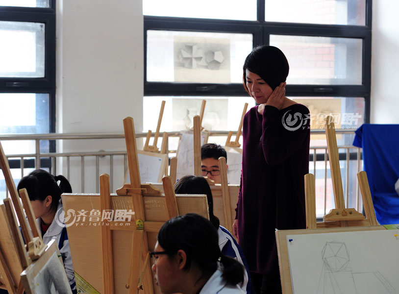 Female teacher's pen drawings reproduce old Jinan
