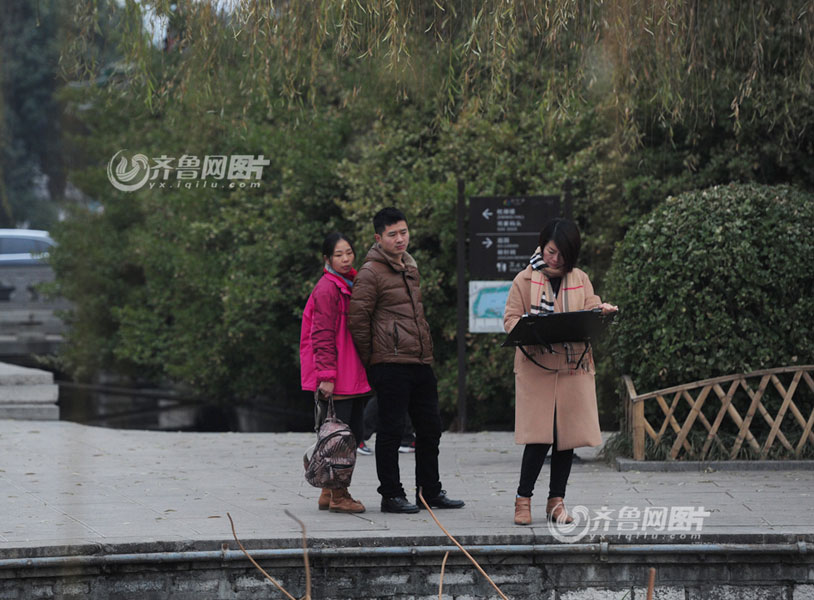 Female teacher's pen drawings reproduce old Jinan
