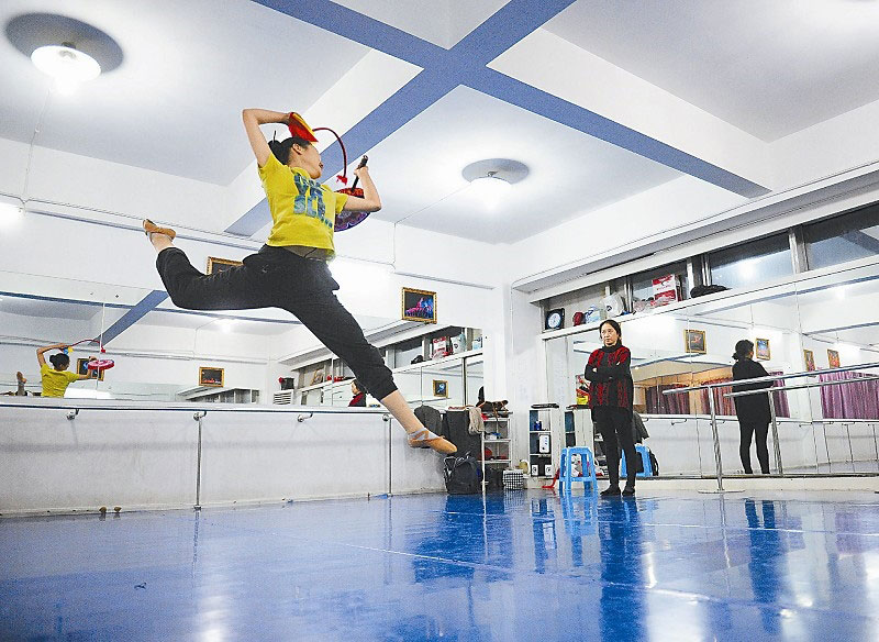 Art student pursues dreams by hard training
