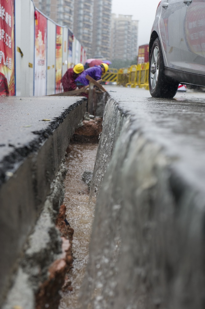 Cars get stuck in 50-meter-long crack in Guangzhou