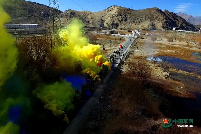 Striking moments of soldiers' training in Tibet
