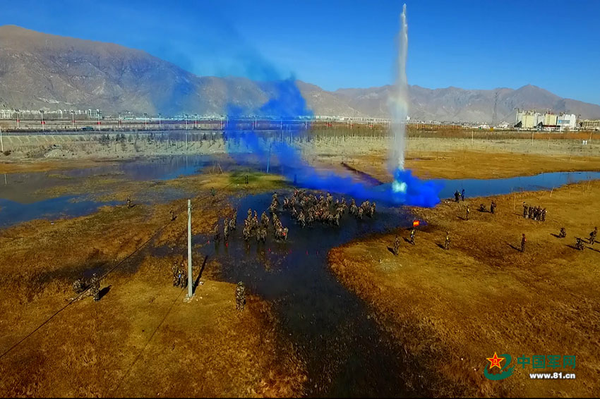 Striking moments of soldiers' training in Tibet
