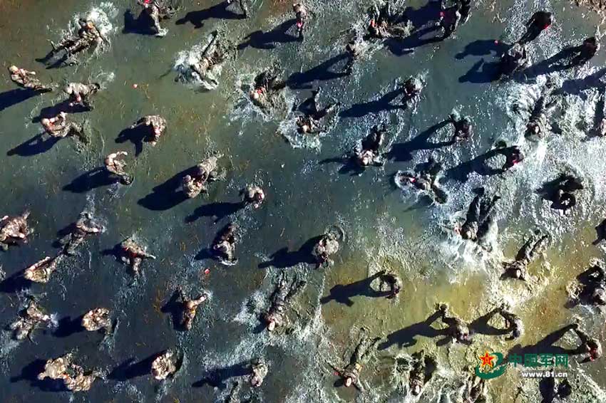 Striking moments of soldiers' training in Tibet
