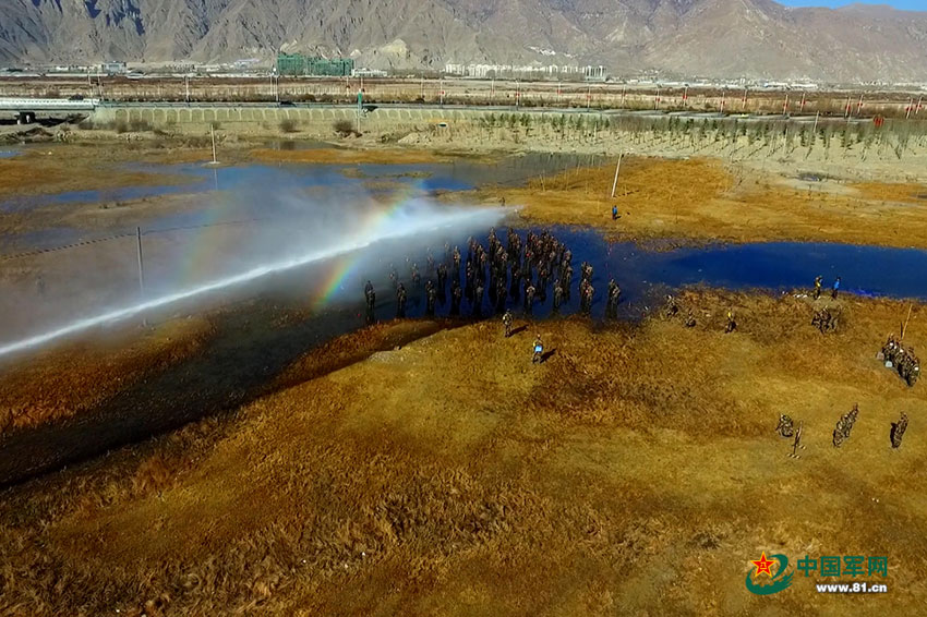Striking moments of soldiers' training in Tibet

