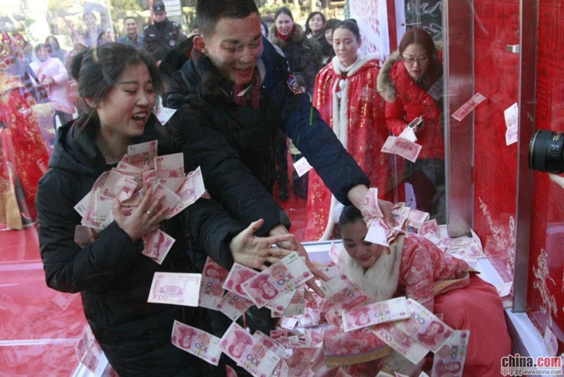 Lucky travelers offered chance to catch money