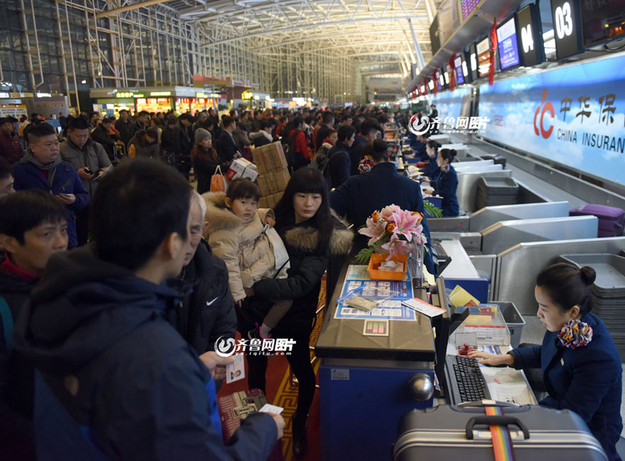 Flight attendants in cheongsam send new year wishes to passengers
