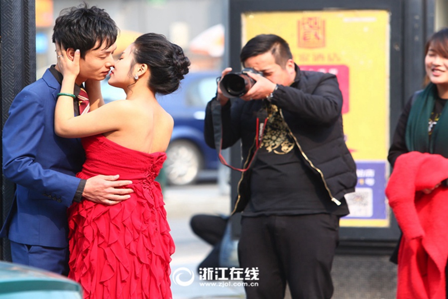Do not look at me! Models change clothes on street in Hangzhou
