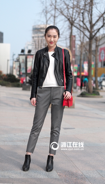 Women put on spring dresses in Hangzhou