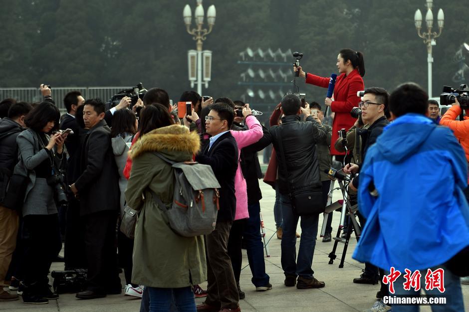 Journalists go high tech at ‘Two Sessions’