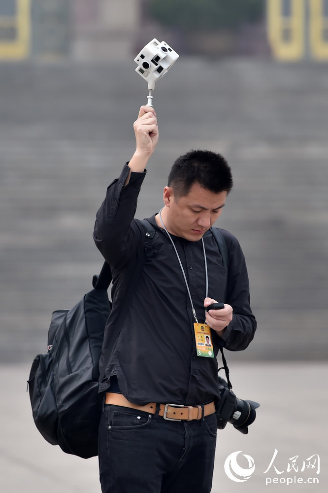 Journalists go high tech at ‘Two Sessions’