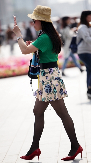 Eye-catching beauties in Chunxi Road of Chengdu
