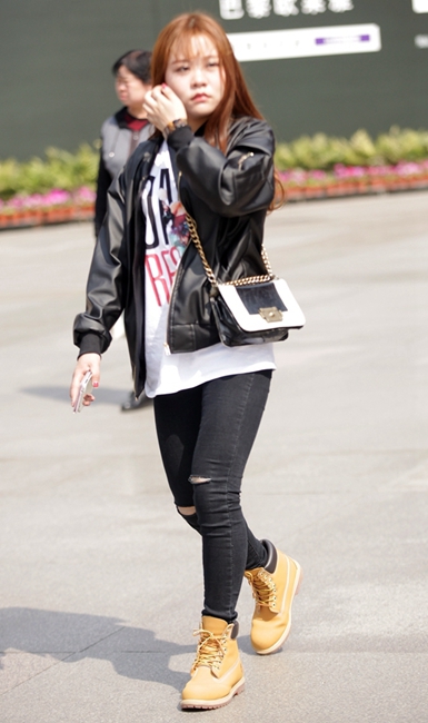 Eye-catching beauties in Chunxi Road of Chengdu
