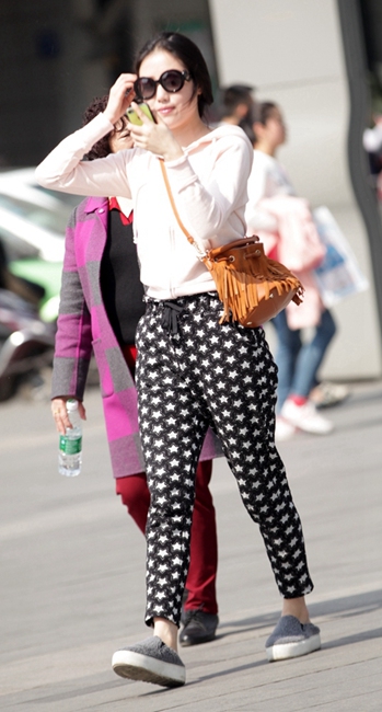 Eye-catching beauties in Chunxi Road of Chengdu
