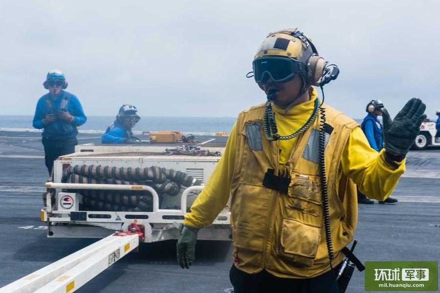 Chinese ships keep close watch on U.S. Navy aircraft carrier strike group in S. China Sea 