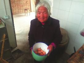 Man anonymously sends eggs to seniors for a year