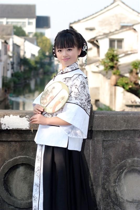 Government official commissions artistic portrait to promote local tourism