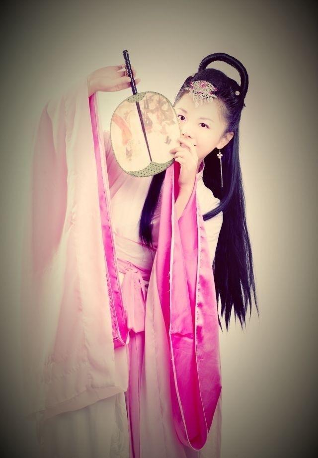 Government official commissions artistic portrait to promote local tourism