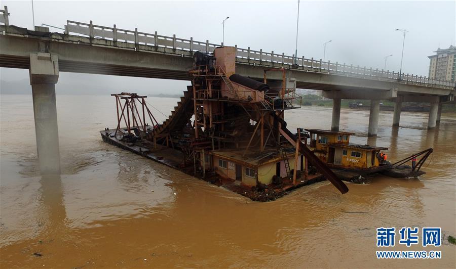 Pushed by flood, sand mining boat hits bridge in Jiangxi 