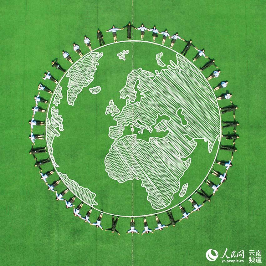 Innovative 'green earth' graduation photos go viral