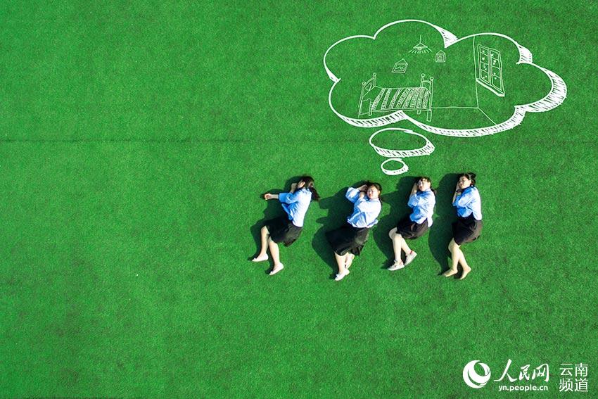 Innovative 'green earth' graduation photos go viral