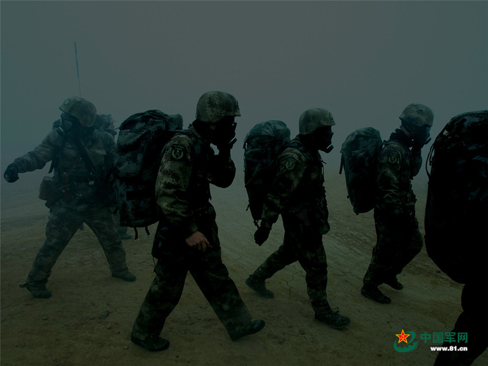 Night drill of PLA's armored regiment 