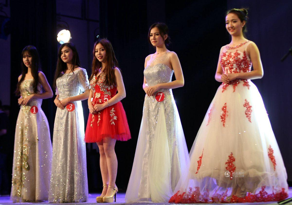 College girls compete in etiquette contest