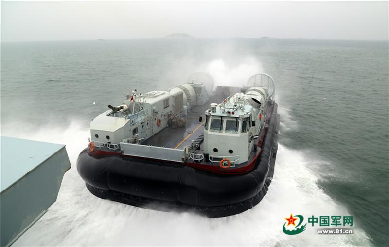 Chinese navy's air-cushioned landing crafts in training