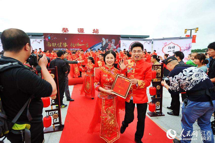50 couples have traditional group wedding in Wuyuan