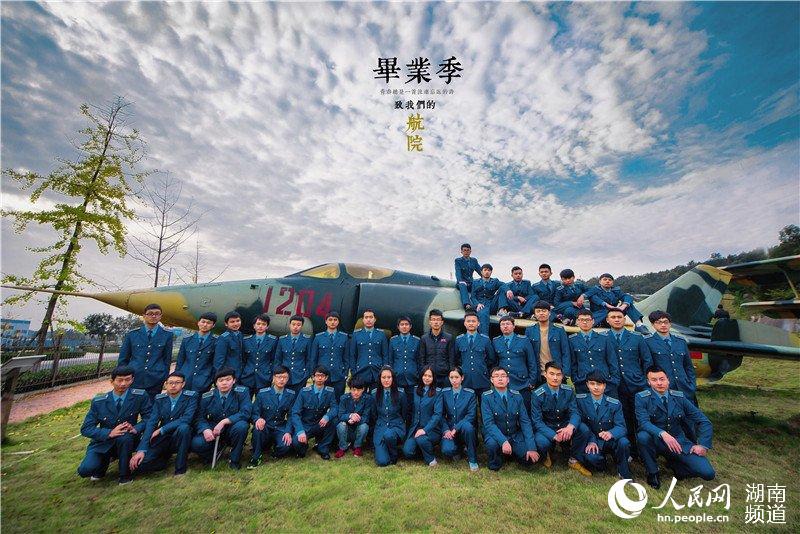 Creative graduation photos go viral online