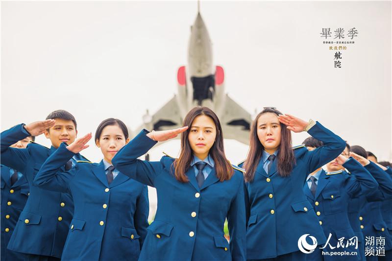 Creative graduation photos go viral online