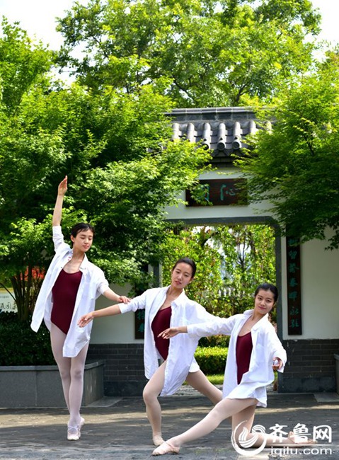 Charming dancing students pose for graduation photos