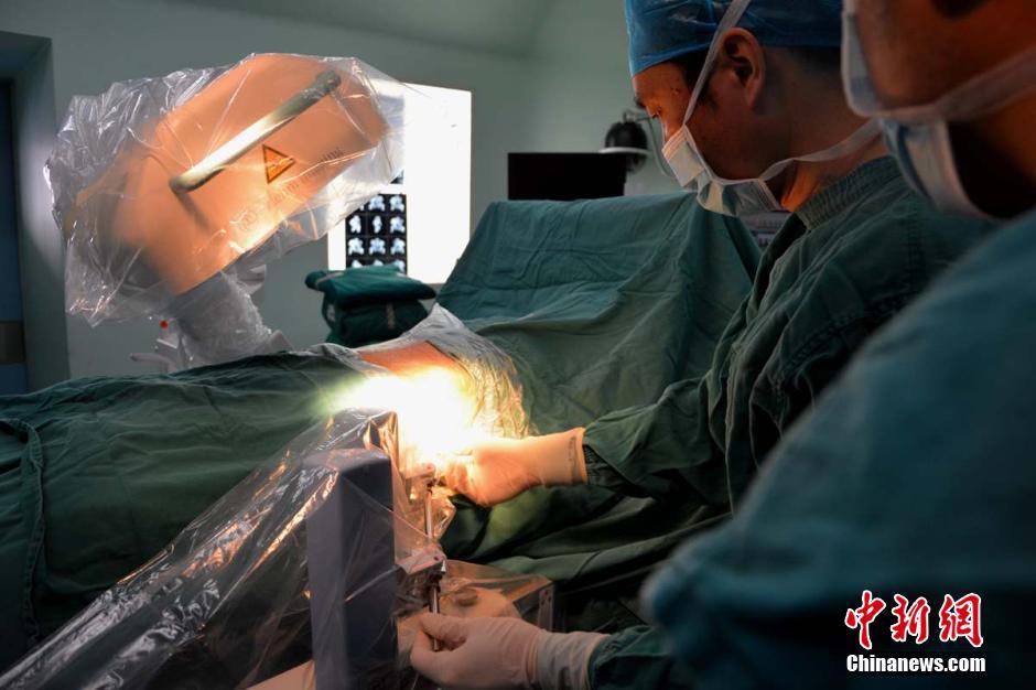 Orthopaedic robot treats patient in SW China