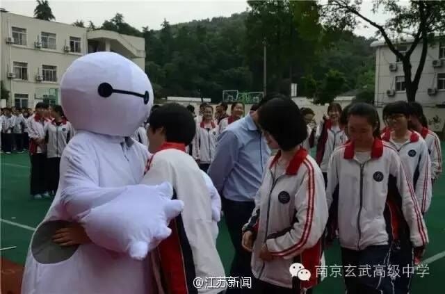 High school principal dressed up as ??Baymax? to ease students' stress for the Gaokao
