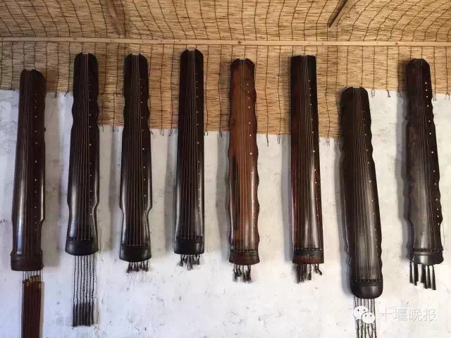 Man takes wife and daughter to the mountains to live a natural and unrestrained life