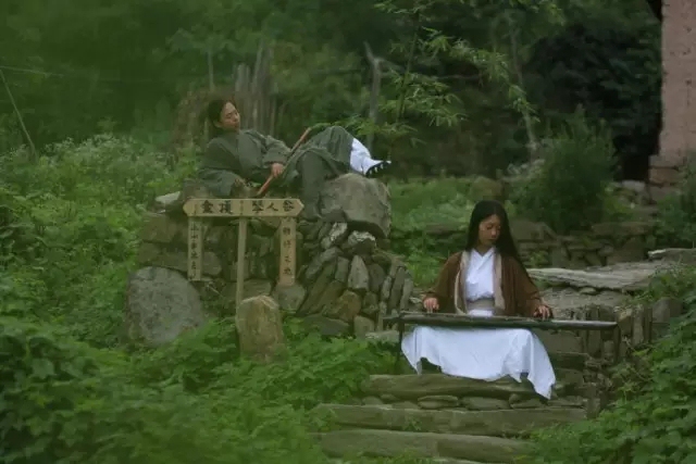 Man takes wife and daughter to the mountains to live a natural and unrestrained life