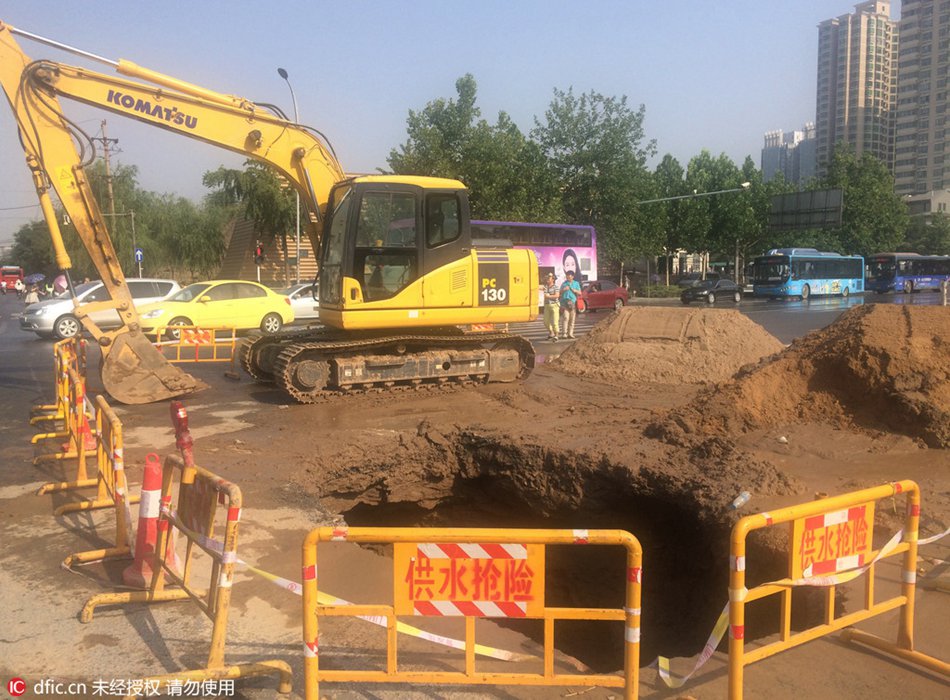 Pipelines breach causes cave in Zhengzhou, C China