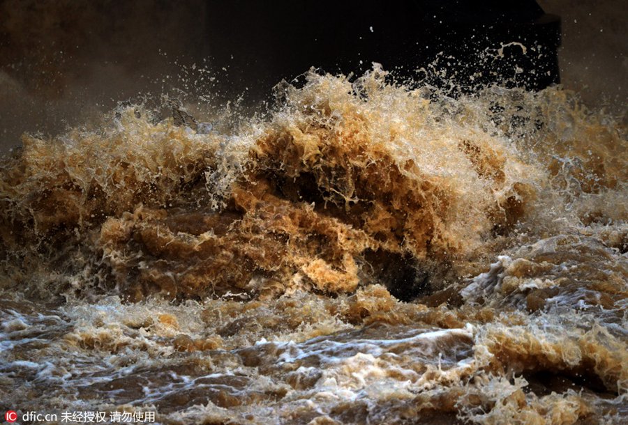 Spectacular flood discharges in Anhui