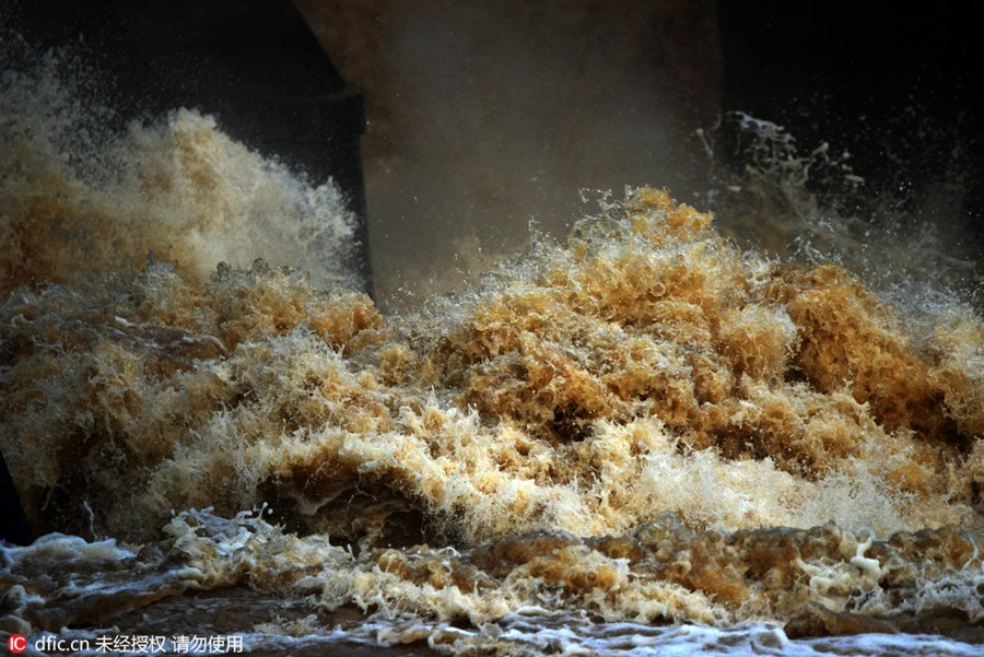 Spectacular flood discharges in Anhui